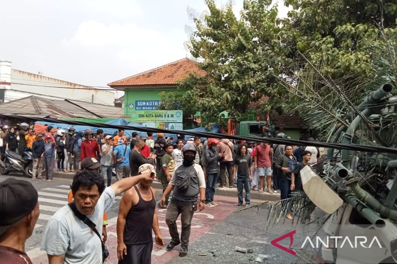 Caption Foto :  Suasana di lokasi kejadian kecelakaan maut Jalan Sultan Agung, Bekasi Barat, Kota Bekasi, Rabu