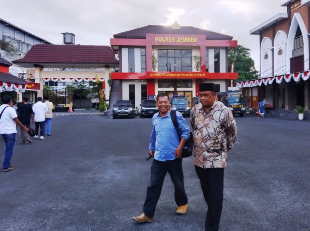 DIPERIKSA LAGI : Tersangka Djamil ditemani kuasa hukumnya saat menuju ruang penyidikan Satreskrim Polres Jember, siang ini (22/8).