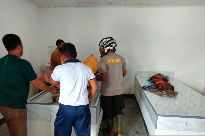Caption Foto :  Kedua korban longsor kota Sorong saat dievakuasi ke rumah sakit angkatan laut, Selasa (23/8)
