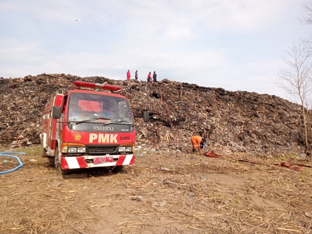 SUDAH PADAM: Mobil tim Damkar Jember ketika berupaya memadamkan api di gunungan TPA Pakusari, beberapa waktu lalu. Kini, kondisinya sudah padam. Pihak terkait pun merencanakan bakal membuat sumur untuk antisipasi bila terjadi kebakaran lagi.