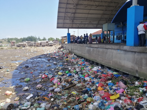 KOTOR: Tumpukan sampah terlihat di pinggir pelabuhan ikan Desa Puger Kulon, Kecamatan Puger (9/8). Sampah-sampah itu secara langsung mengganggu aktivitas nelayan di pelabuhan.