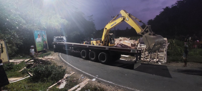 MEMBAHAYAKAN: Kondisi jalan menikung dan miring sehingga sering terjadi kecelakaan kendaraan berat di jalan Desa Sumber Ketempa, Kecamatan Kalisat.