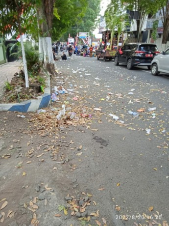 BERSERAKAN: Petugas kebersihan DLH Bondowoso ketika membersihkan sampah yang ditinggalkan oleh masyarakat.