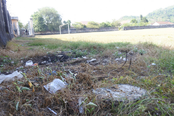 MEMPRIHATINKAN: Tak ada perawatan khusus di Lapangan Gelory Ambulu. Kini kondisi lapangan tidak rata dengan rumput.