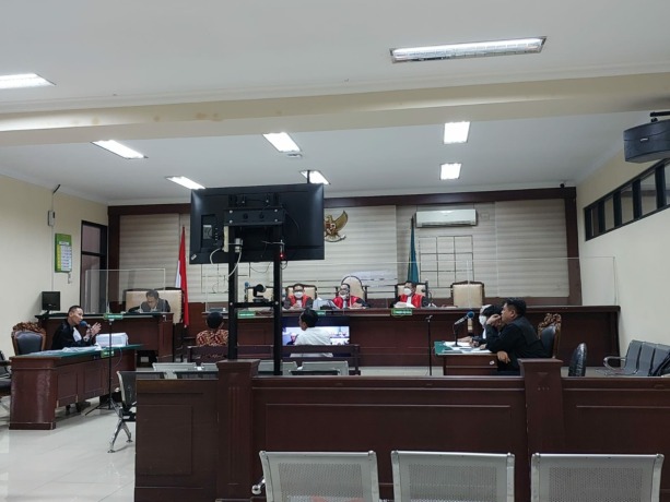 PERIKSA SAKSI: Tiga saksi dari BPN Jember hadir langsung di PN Tipikor Surabaya untuk memberikan keterangan mengenai regulasi PTSL, kemarin (24/8).