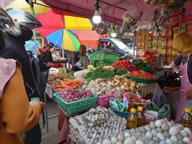 HARGA NAIK: Salah seorang pedagang telur ayam di Pasar Tanjung. Dalam sepekan terakhir harga telur ayam terus meningkat.