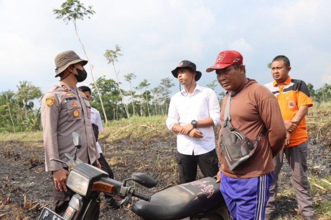 DIPANTAU: Kapolres Bondowoso bersama sejumlah pihak terkait lainnya ketika mendatangi lahan tebu yang sengaja dibakar pemiliknya, beberapa waktu lalu.