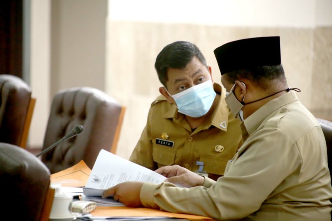 PEMERIKSAAN ULANG: Mantan Kepala BPBD Jember M Djamil (berkopiah) ketika bersama Penta Satria. Kini, keduanya ditetapkan sebagai tersangka dugaan korupsi honor pemakaman Covid-19.