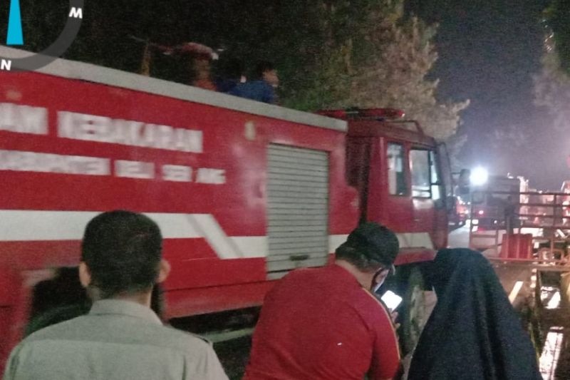 Caption Foto :  Petugas dinas pemadam kekakaran memadamkan kobaran api di Gedung Direktorat Reserse Kriminal Khusus Polda Sumatera Utara.