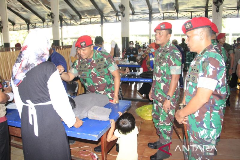 Grup 1 Komando Pasuskan Khusus (Kopassus) TNI AD menggelar kegiatan sunat massal secra gratis bagi warga desa binaan di wilayahnya itu sebagai rangka menyambut Hari Ulang Tahun (HUT) Ke-77 Kemerdekaan Republik Indonesia.