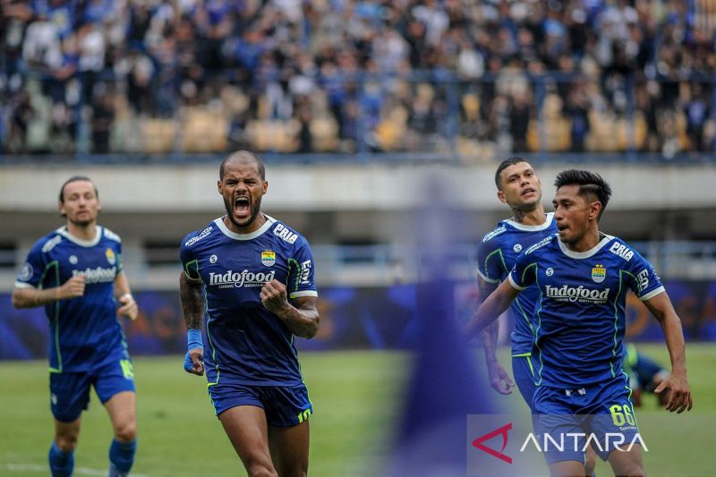 Caption Foto :  Pesepak bola Persib Bandung David Da Silva (kedua kiri) melakukan seleberasi usai mencetak gol ke gawang PSIS Semarang saat pertandingan BRI Liga 1 di Stadion Gelora Bandung Lautan Api, Bandung, Jawa Barat, Sabtu (13/8/2022).