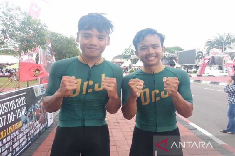 Dua pebalap asal Kota Malang,Jawa Timur dari klub Dr.J Cycling yakni Rahmad Noka Wibisono (kiri) beserta rekan satu klubnya Angga Dwi Prahesta berfoto bersama usai keluar sebagai juara pertama dan kedua dalam ajang Gubernur Kalteng Cup 2022 di Kota Palang