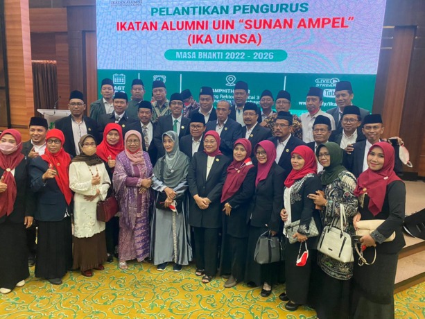 KOMPAK: Pengurus Pusat IKA UINSA masa bhakti 2022-2026 foto bersama usai dilantik Rektor UINSA Prof Akh Muzakki MAg Grad Dip SEA MPhil PhD, Selasa (23/8).