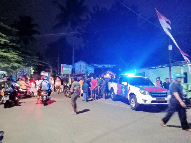 MASIH RAMAI: Sejumlah warga memadati lintasan kereta api di Jalan Mangga, Kelurahan Jember Lor, Kecamatan Patrang, Jember. Di lokasi inilah seorang ibu dan bocah delapan tahun tertabrak kereta api.