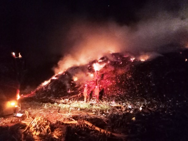 SEPERTI GUNUNG API: Gundukan sampah di TPA Pakusari yang terbakar. Hingga tengah malam ini, petugas damkar masih berupaya menjinakka api.