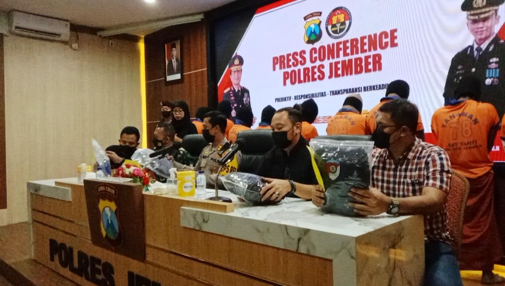 TERUNGKAP: Kapolres Jember AKBP Hery Purnomo ditemani Dandim 0824 Jember Letkol Inf Batara C Pangaribuan, saat merilis penangkapan pelaku pembakaran di Desa Mulyorejo, Kecamatan Silo, malam ini (6/8).