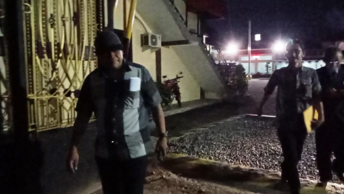 SELESAI DIPERIKSA: Tersangka Muhammad Djamil (bertopi) ditemani kuasa hukumnya saat keluar dari Polres Jember, seusai menjalani pemeriksaan, kemarin (6/8).