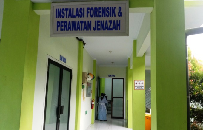 TUNGGU AUTOPSI: Jenazah pelajar SMKN 2 Jember korban penganiayaan yang meninggal, masih berada di kamar mayat RSD dr Soebandi Jember. Rencananya, jenazah itu akan menjalani autopsi.