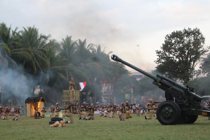 SEMANGAT JUANG: Drama kolosal disajikan di Alun-Alun Jember demi mengenang jasa pahlawan.