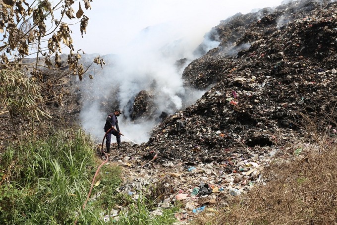 BELUM PADAM: Petugas terus berupaya memadamkan kebakaran sampah di TPA Pakusari. (BENI BAYU SANJAYA/RADAR JEMBER)