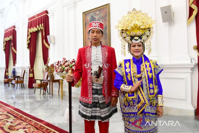Ibu Negara Iriana Joko Widodo juga mengenakan pakaian adat dari Buton Sulawesi Tenggara saat menghadiri Upacara Peringatan Detik-Detik Proklamasi tahun 2022.