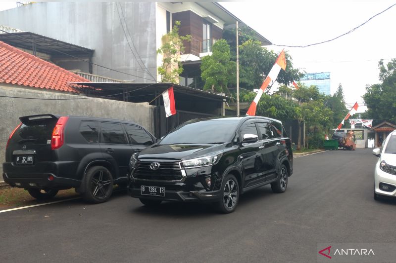 Caption Foto :  Sebuah mobil hitam keluar dari rumah pribadi Ferdy Sambo jelang pemeriksaan Putri Candrawathi, Jakarta, Jumat. (26/8/2022)