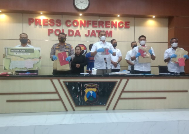 Caption: Polisi menunjukkan barang bukti kasus penipuan proyek perumahan di Mapolda Jatim, bahkan akibat ulah bos properti calon pembeli tertipu Rp 5 Miliar.
