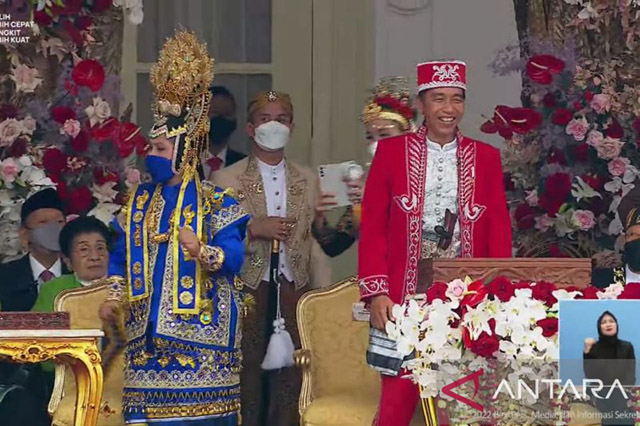 Presiden Joko Widodo terkekeh sambil berdiri dan Ibu Iriana  turut berjoget lagu campur sari