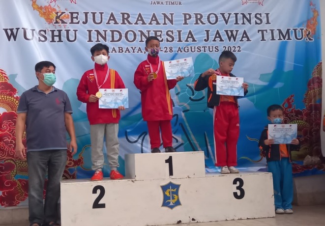 SUMBANGKAN PRESTASI: Salah satu atlet wushu muda Jember saat berhasil naik podium pertama dalam ajang Kejurprov Jatim Wushu Indonesia di GOR Pancasila, Kota Surabaya, (30/8) lalu.