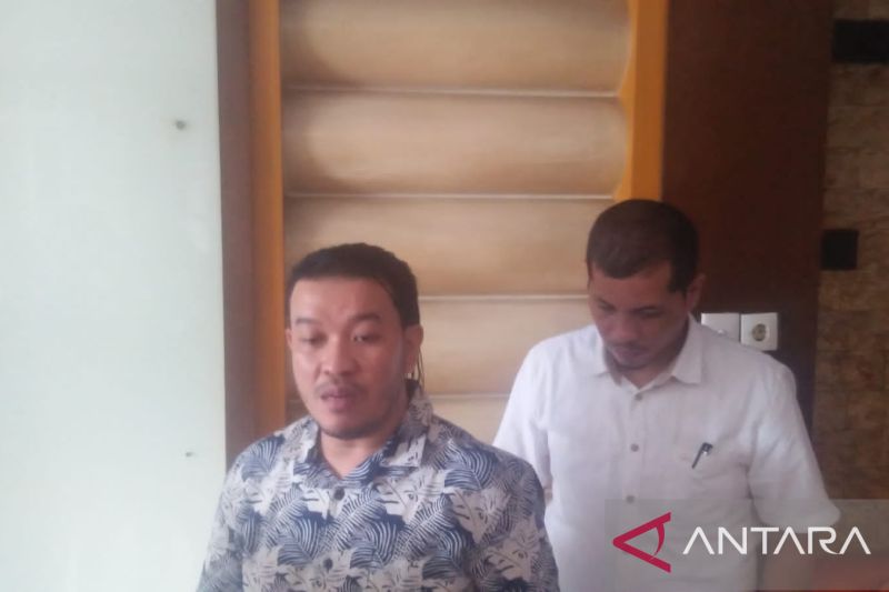 Caption Foto :  Pengacara keluarga Brigadir Yosua, yakni Ramos Hutabarat saat diwawancara media di Jambi, Senin (22/8/2022).