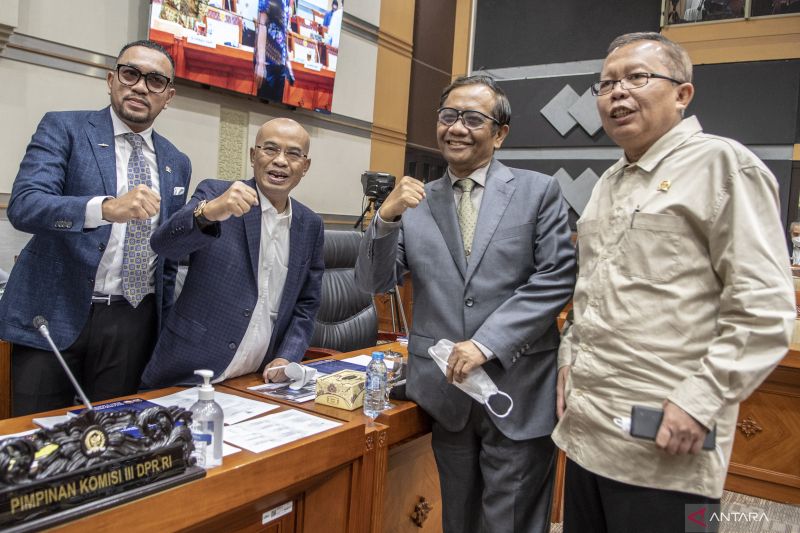 Caption Foto :  Ketua Komisi Kepolisian Nasional (Kompolnas) Mahfud MD (kedua kanan) berfoto bersama dengan Pimpinan Rapat Dengar Pendapat (RDP) Ahmad Sahroni (kiri), Wakil Ketua Komisi III DPR Desmond Junaidi Mahesa (kedua kiri) dan Anggota Komisi III Ar