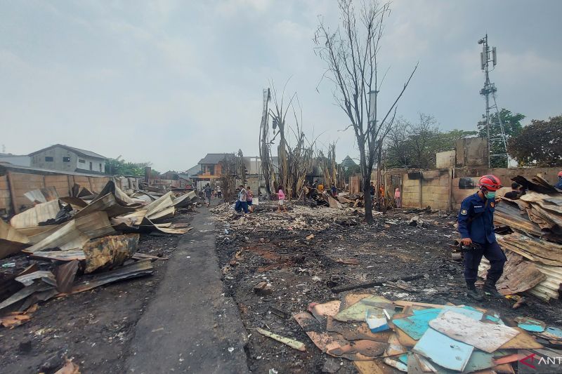 Caption Foto : Petugas Tim Laboratorium Kebakaran Dinas Gulkarmat DKI melakukan investigasi penyebab kebakaran di Cakung, Jakarta, Senin (29/8/2022).