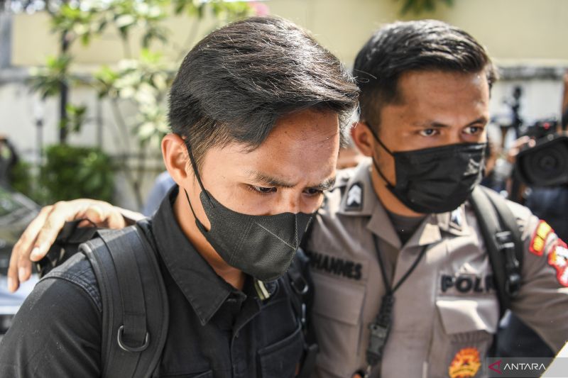 Caption Foto :  Bhayangkara Dua Richard Eliezer Pudihang Lumiu atau Bharada E (kiri) berjalan memasuki ruangan saat tiba di Kantor Komnas HAM, Jakarta, Selasa (26-7-2022).