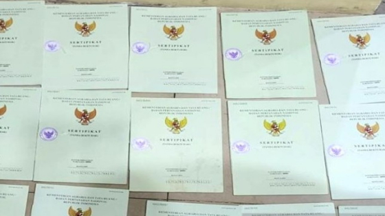Caption:Dokumen SHM kepemilikan atas tanah palsu disita Timsus Mafia Tanah Polda Sumsel, terungkap pembuatan sertifikat tanah palsu tersebut dilakukan oleh oknum mantan kepala desa (kades).
