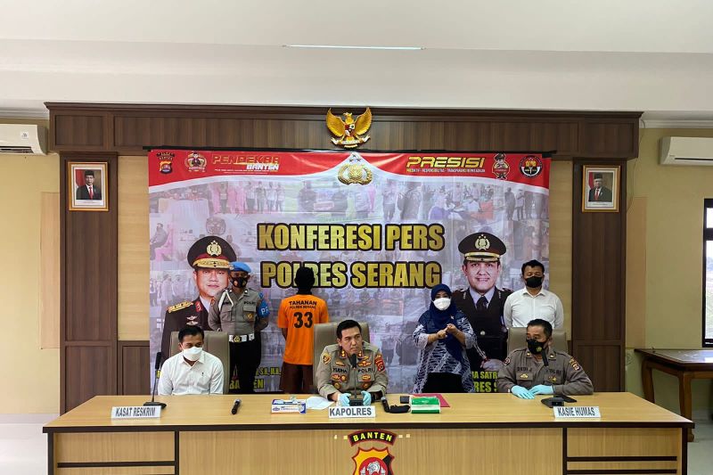 Kepolisian Resor (Polres) Serang, Polda Banten membekuk pelaku perampokan toko handphone dengan menodongkan pistol mainan dan sebilah golok kepada korban.
