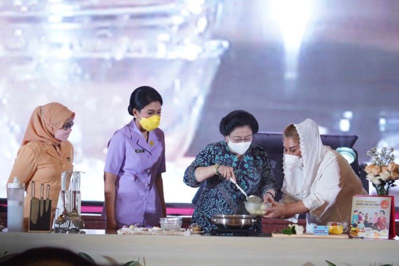 Caption Foto :  Presiden kelima RI Megawati Soekarnoputri saat mendemostrasikan menu masakan miliknya di Jakarta pada Senin (8/8/2022).
