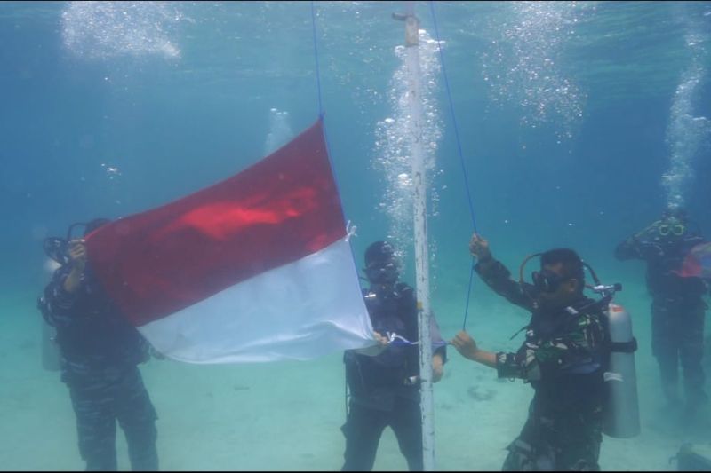 Proses pengibaran Bendera Merah Putih di Pulau Pahawang Kabupaten Pesawaran yang dipimpin oleh prajurit Brigif 4 Mar/BS. Rabu, (17/8/2022).