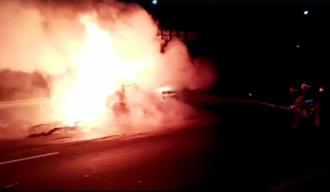 Caption: Sebuah mobil mewah terbakar di Jalan Tol Jagorawi arah Ciawi akibat menabrak truk Fuso.