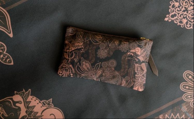 Caption: Desain mukena dan sajadah Saskara terinspirasi wayang kulit, sehingga menjadikan kedua perlengkapan salad itu tampil lebih menarik dan unik.