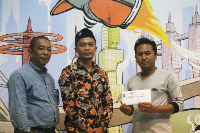 KLARIFIKASI: Dari kiri, Bagus Wahyudi, Hendro Subandrio, Humas PSHT Cabang Jember, menyampaikan hak jawab dan koreksi kepada Hariri, Pemred Jawa Pos Radar Jember.