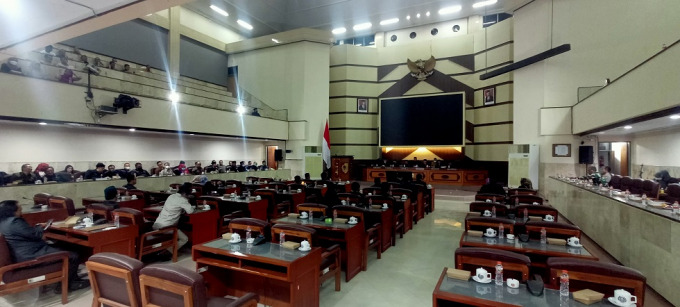 RAPAT GAGAL: Suasana paripurna tidak kuorum di DPRD JEMBER Minggu (31/7) karena sejumlah anggota dewan membolos.