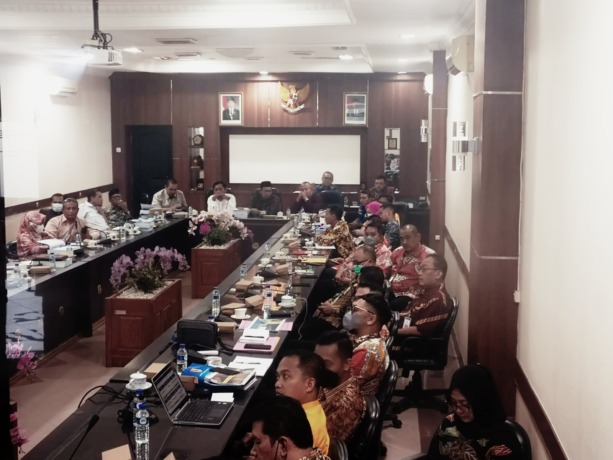 TUAI KEBUNTUAN: Banggar DPRD saat mencecar TAPD mengenai keterlibatan wakil bupati dalam penyusunan KUAPPAS APBD 2023, di Ruang Banmus DPRD, siang kemarin. Saat itu TAPD tidak bisa menjawab beberapa pertanyaan Banggar.