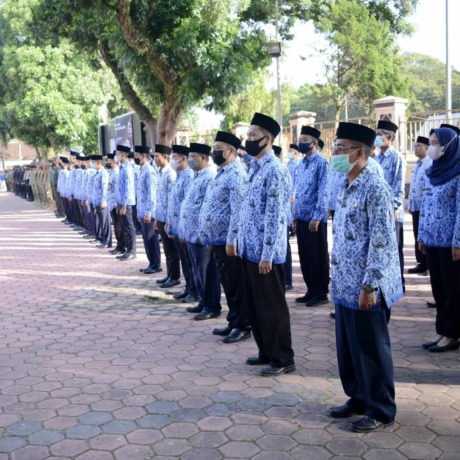 DIPERMASALAHKAN: Beberapa ASN Bondowoso ketika mengikuti apel pagi di halaman Kantor Pemkab Bondowoso. Kini, polemik keanggotaan Korpri Bondowoso mulai mencuat.