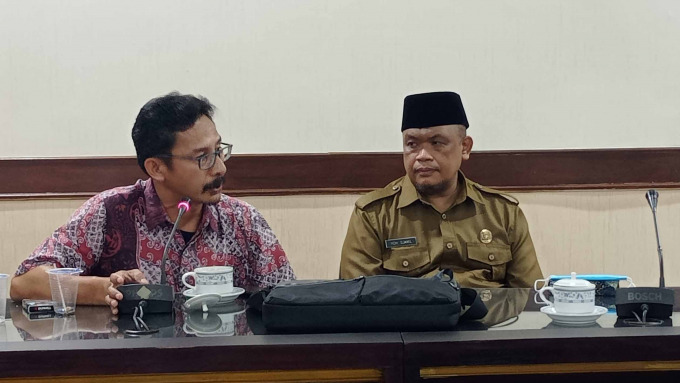 MADUL DEWAN: Anwar Sukardi Kurniawan seorang pengacara mendampingi Mohammad Djamil (kanan) di gedung DPRD Jember, kemarin.