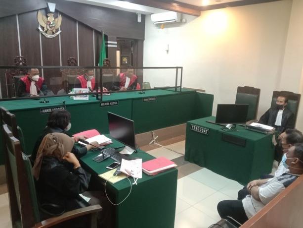DATANGKAN SAKSI AHLI: Sidang kasus terdakwa Nur Kholis atas dugaan produksi pupuk tanpa izin berlangsung di PN Jember, kemarin (29/8).