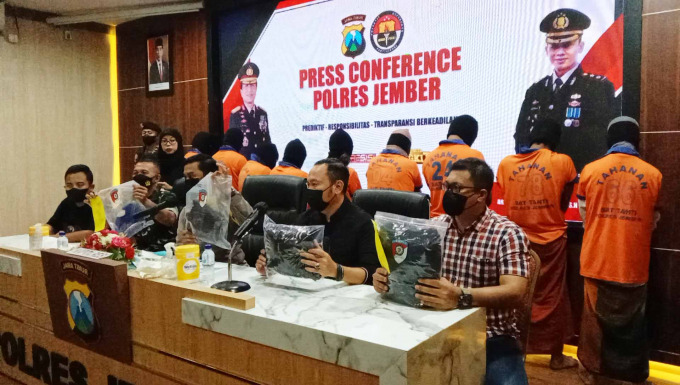 FAKTA BARU: Kepolisian saat membeberkan fakta-fakta terbaru terkait aksi teror di Desa Mulyorejo Kecamatan Silo, di Mapolreses Jember, kemarin.