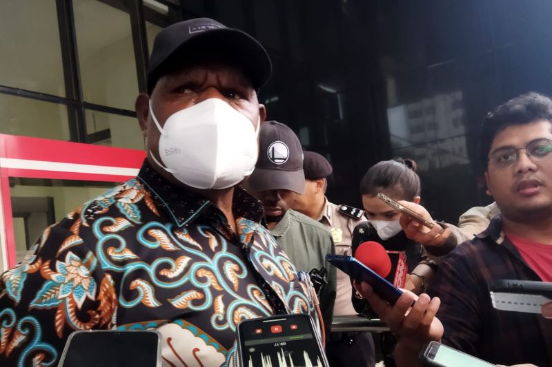 Caption Foto :  Wakil Bupati Mamberamo Tengah, Yonas Kenelak, memberikan keterangan kepada wartawan di Gedung KPK, Jakarta, Rabu (3/8/2022).