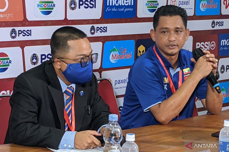 Caption Foto :  Pelatih tim nasional U-16 Myanmar Aung Zaw Myo (kanan) memberikan pernyataan kepada media pada konferensi pers setelah laga semifinal Piala AFF U-16 2022 kontra Indonesia di Stadion Maguwoharjo, Sleman, Yogyakarta, Rabu (10/8/2022). Indone