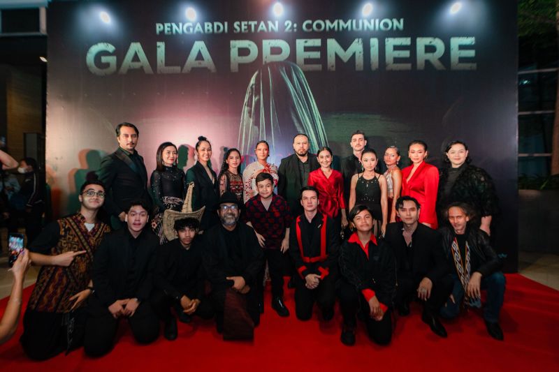 Caption Foto :  Sutradara Joko Anwar beserta seluruh pemain film “Pengabdi Setan 2: Communion” dalam acara