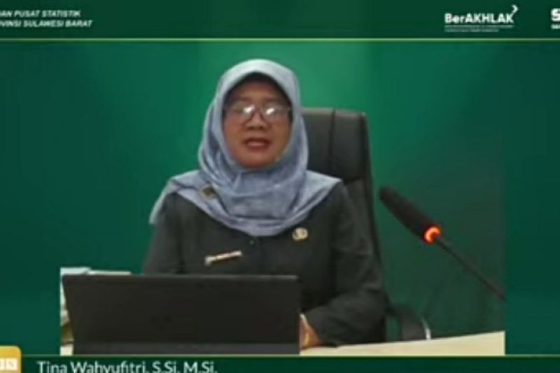 Caption Foto : Kepala Badan Pusat Statistik (BPS) Provinsi Sulbar, Tina Wahyufitri, merilis jumlah penerbangan di Sulbar berdasarkan jumlah pesawat yang berangkat yang meningkat 2,98 persen di Mamuju, Senin